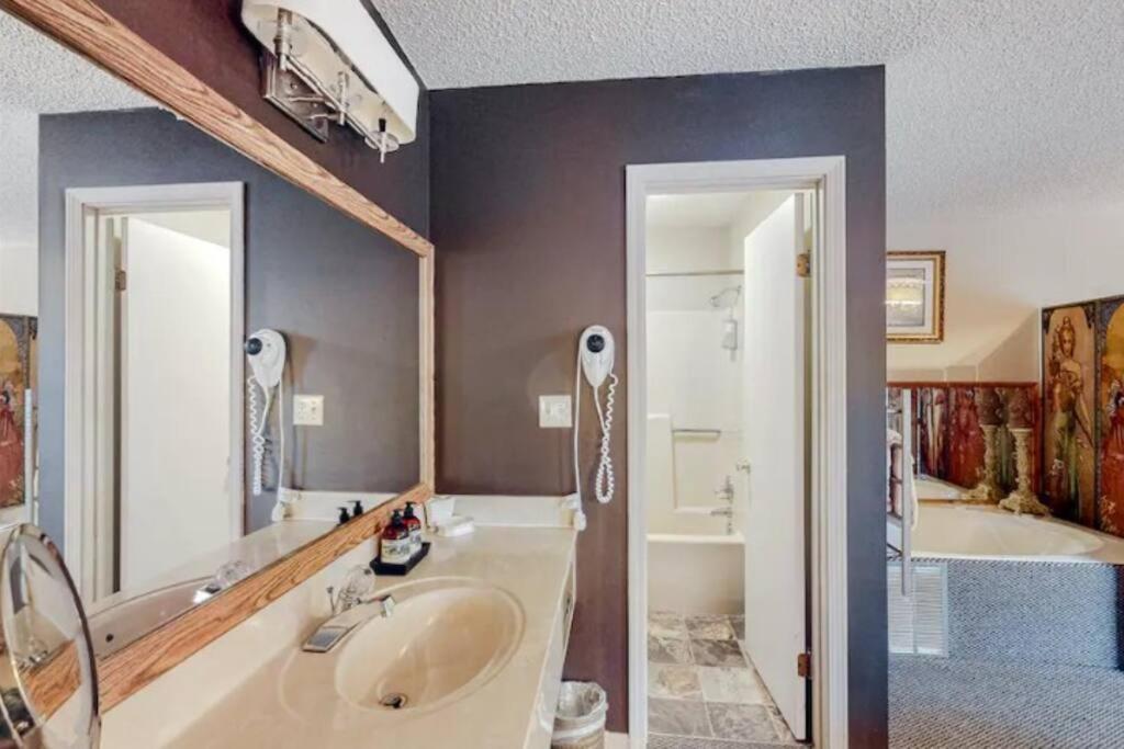 Jacuzzi Suite 206 At Tradewinds Eureka Springs Exterior foto