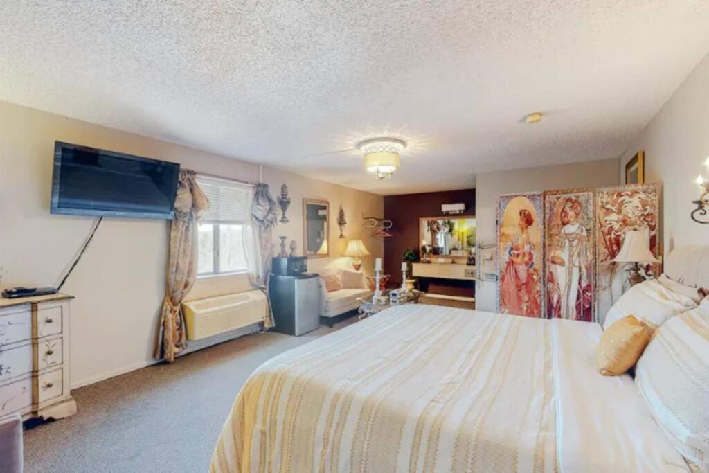 Jacuzzi Suite 206 At Tradewinds Eureka Springs Exterior foto